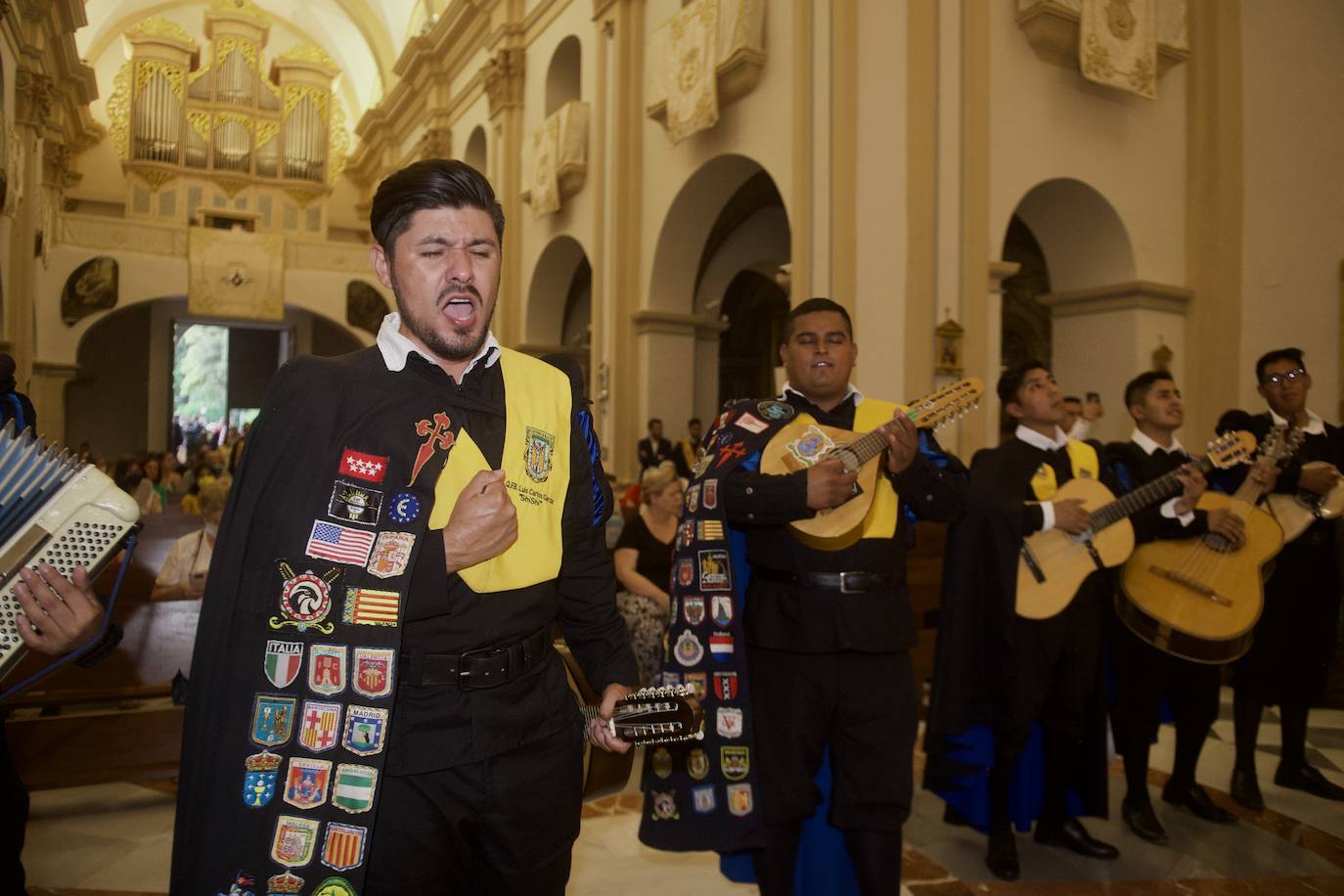 Fotos: Los tunos dedican su primera ronda a la Virgen del Carmen