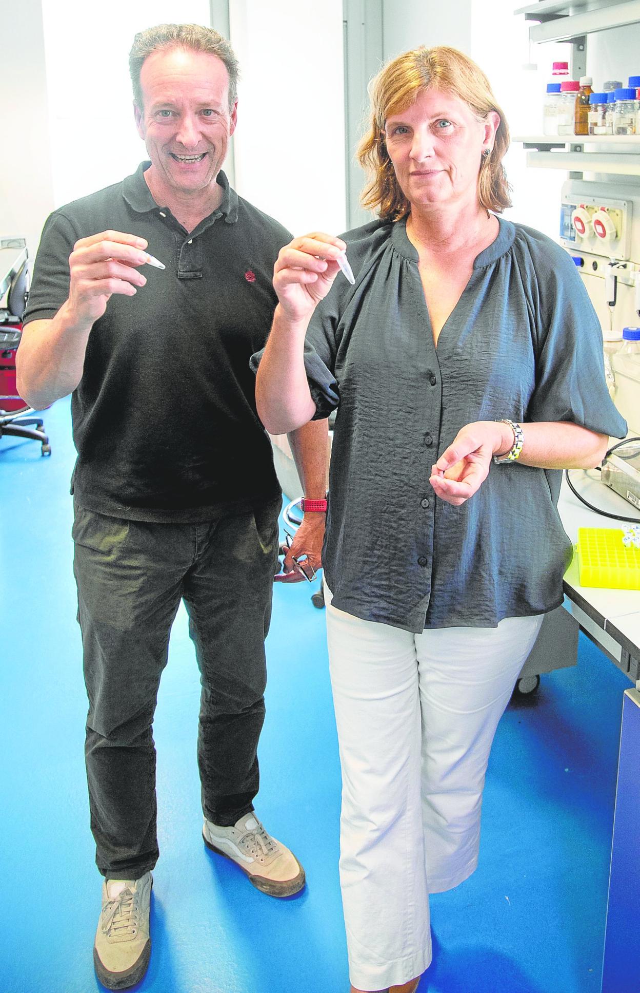 Marcos Egea, profesor de la UPCT, y Julia Weiss, catedrática de Genética de la UPCT.