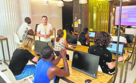 Un profesor de autoescuela habla a sus alumnos en una clase teórica. 