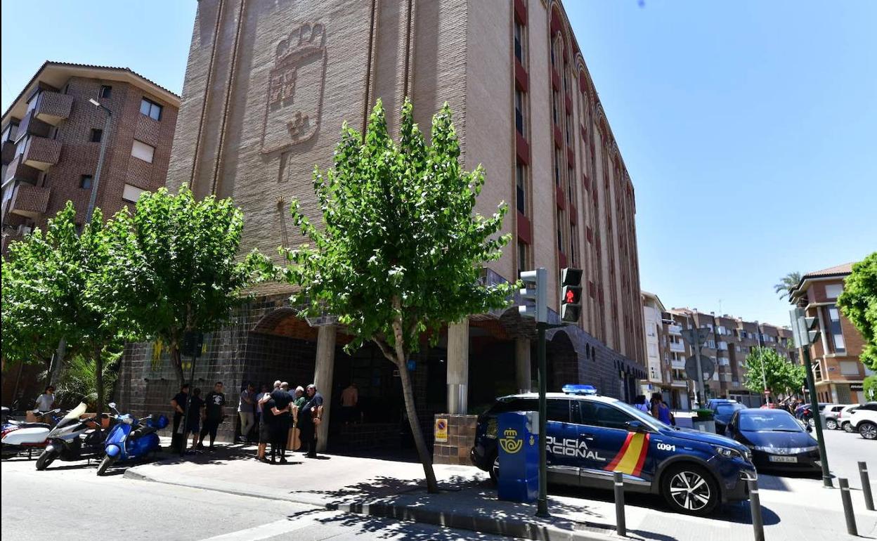 Fachada del hotel donde fue hallado el cadáver este sábado.