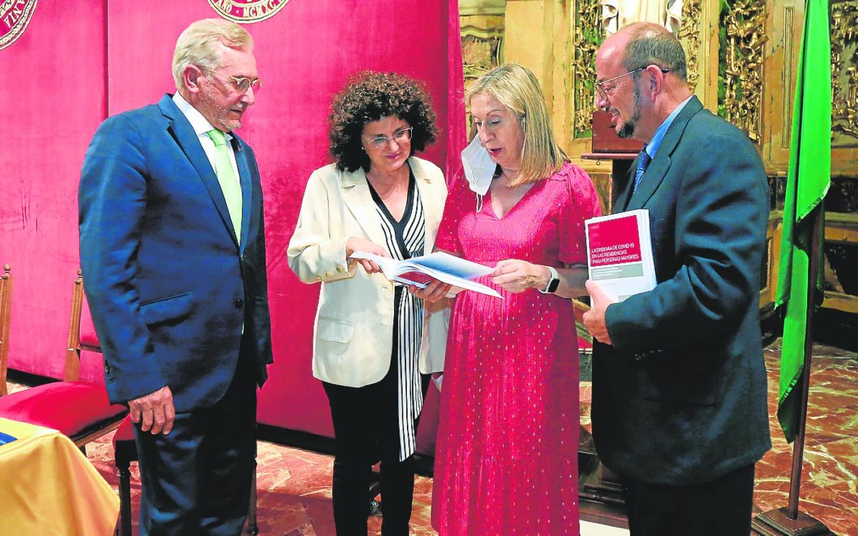 De izq. a dcha., Mariano Guerrero, Enriqueta Fernández, Ana Pastor y Víctor Meseguer. 