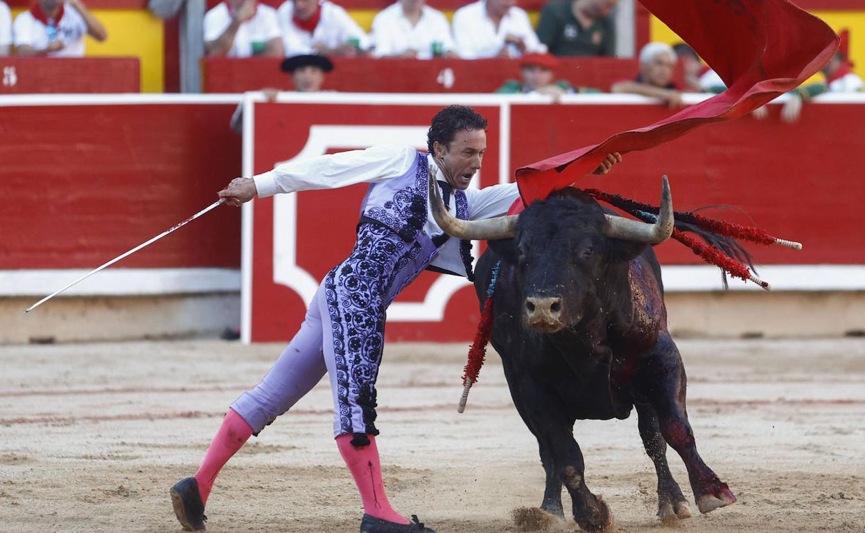 Rafaelillo torea sin chaquetilla tras sufrir un revolcón de su segundo toro, el quinto de la tarde. 