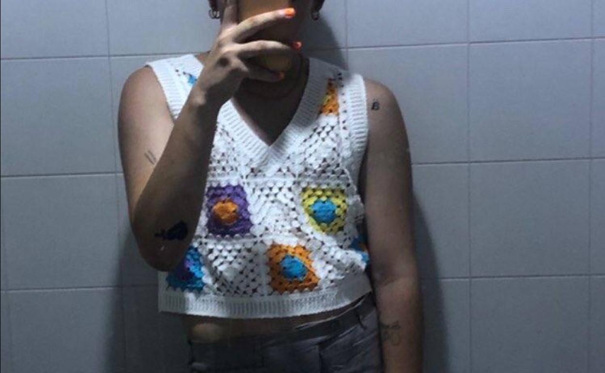 Uno de los jóvenes que denuncia un supuesto trato homófobo por empleados de una discoteca de la Región de Murcia, con la vestimenta con la que no pudo entrar al local.