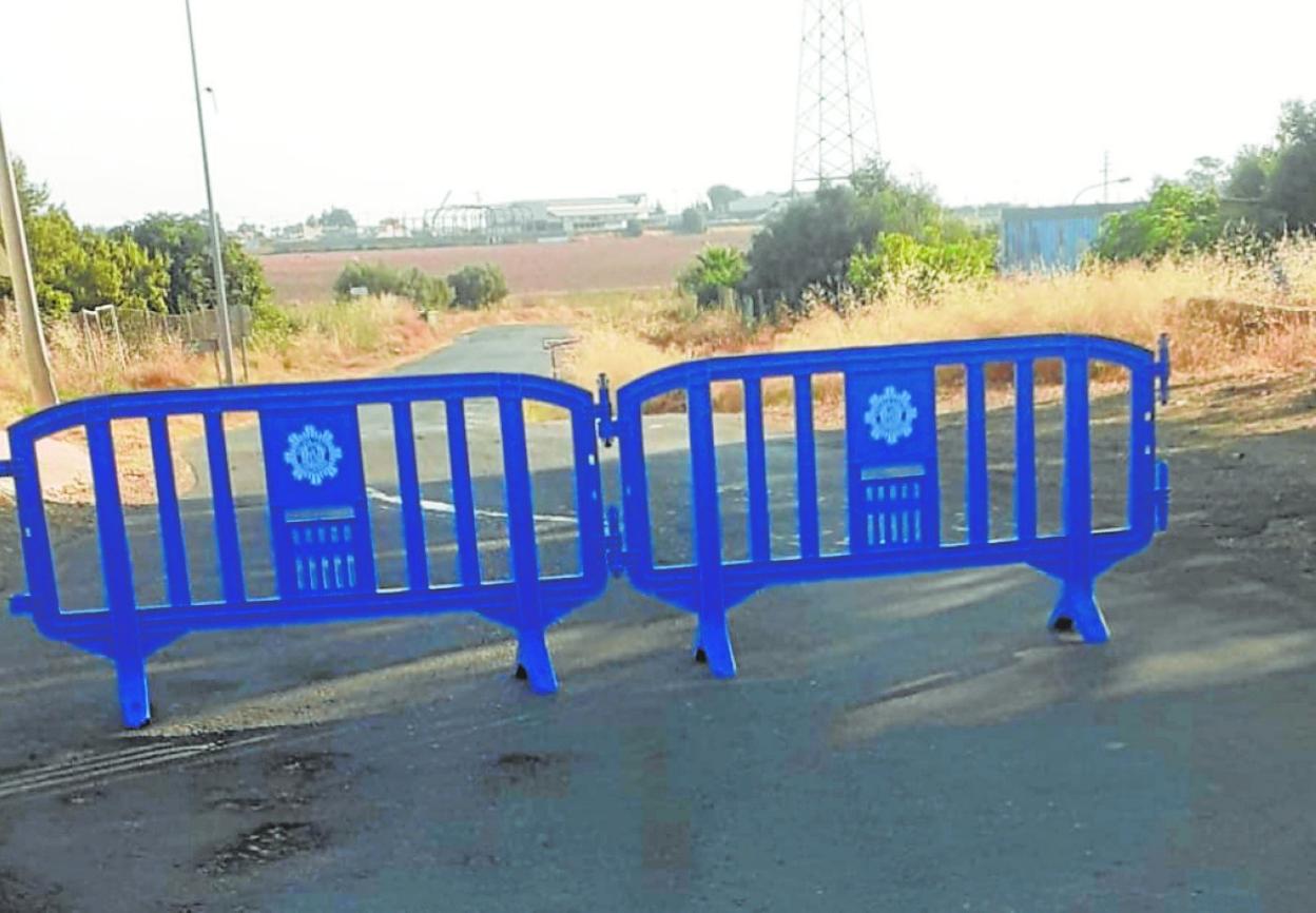 Vallas colocadas para impedir el paso de vehículos, ayer por la mañana en la RM-E18. 