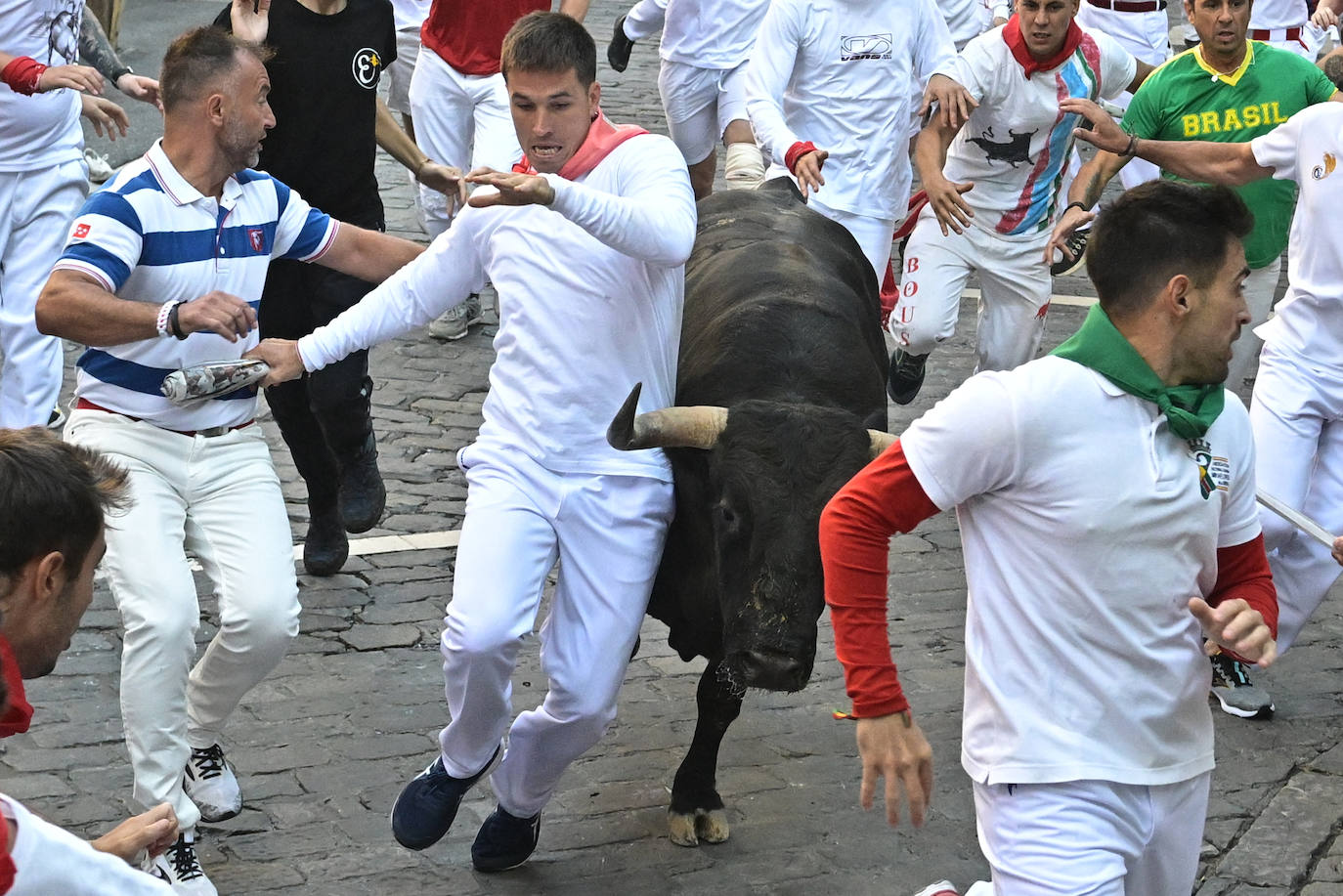 Los toros de la ganadería pacense de Jandilla a su paso por el tramo de Telefónica en el sexto encierro de los Sanfermines. 