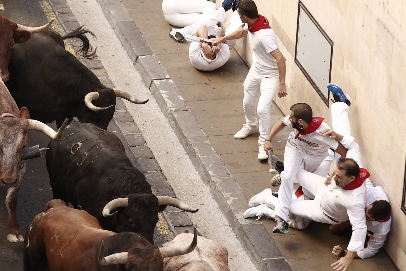 Los toros de la ganadería de Jandilla enfilan la Cuesta de Santo Domingo en los primeros metros del sexto encierro.