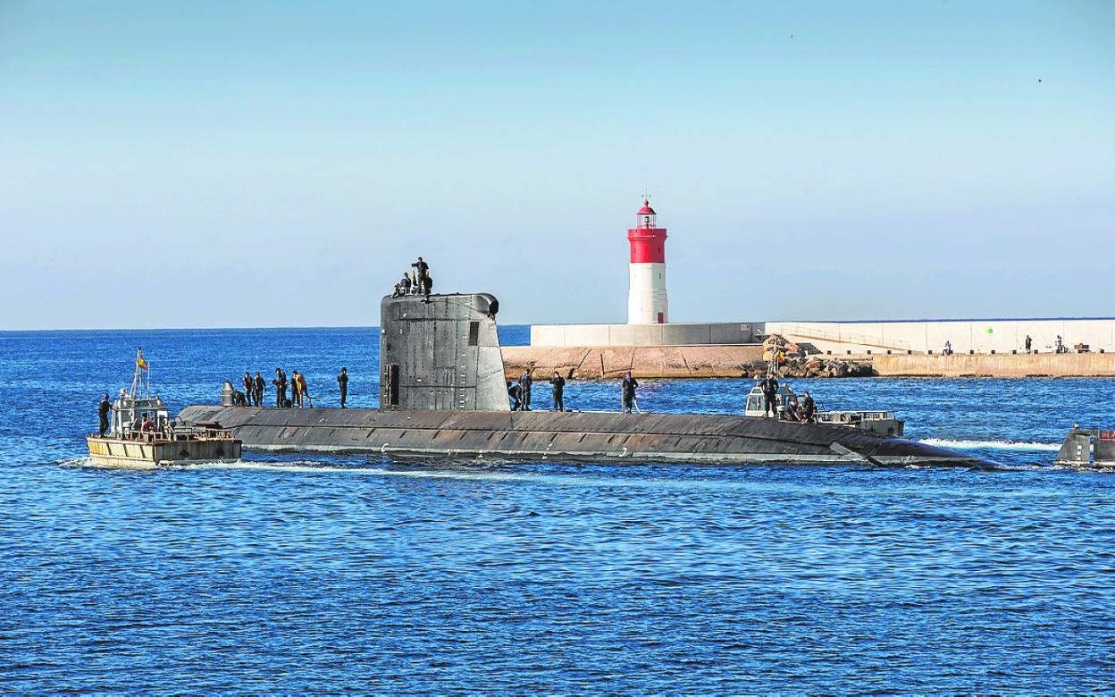 El submarino pasa entre faros en su primera navegación tras la gran carena. 