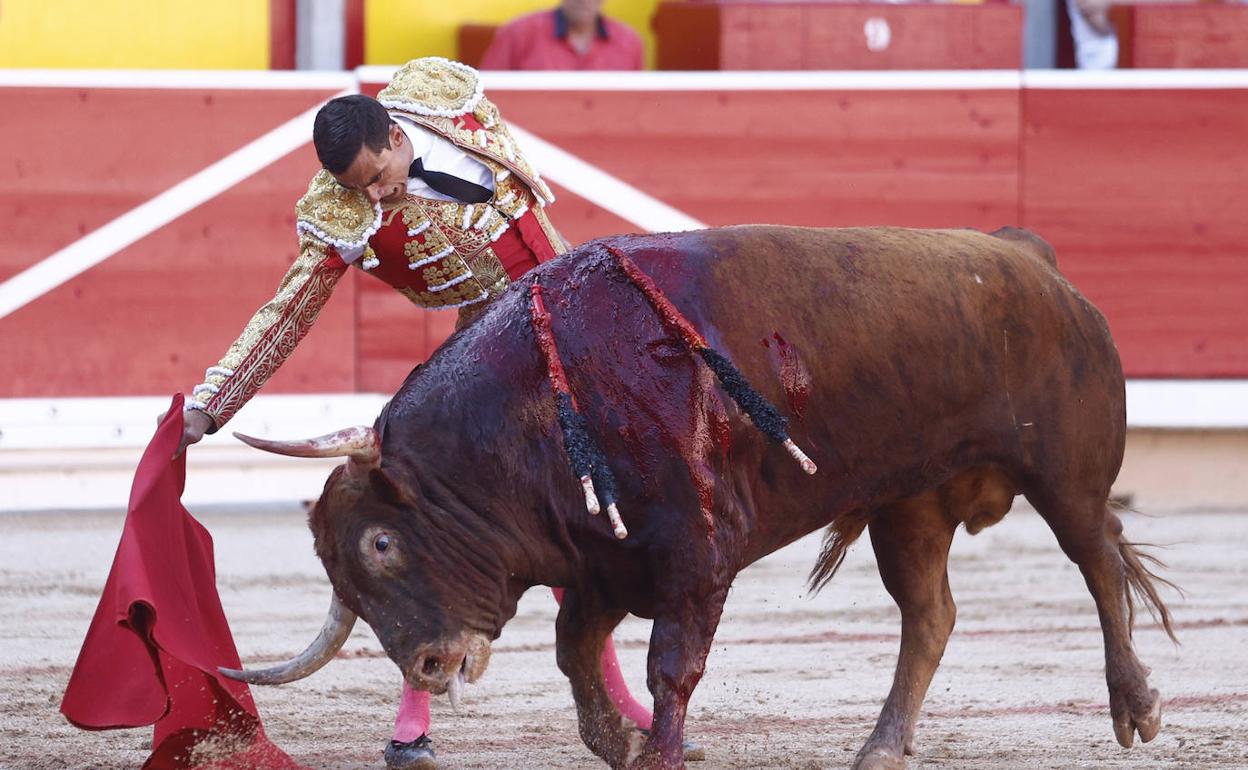 Ureña durante la corrida de este miércoles en Pamplona. 