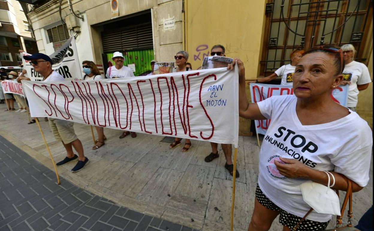 Vecino de El Mojón protestan para exigir medidas contra las inundaciones, este miércoles.