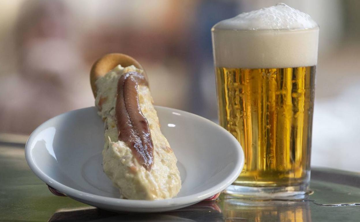 Una marinera junto a una caña de cerveza en una imagen de archivo. 