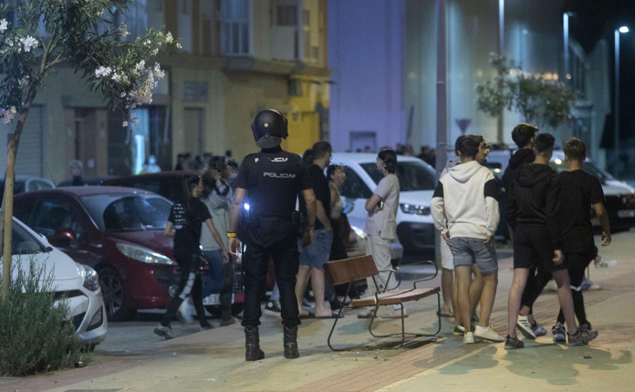 Agentes de Policía vigilan durante la noche en Cartagena en una imagen de archivo.