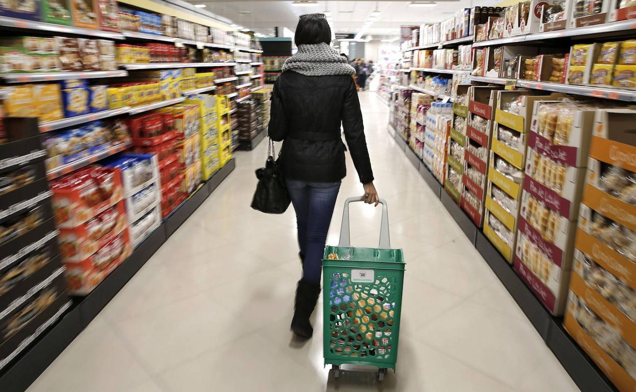 Una mujer hace la compra en un supermercado, en una fotografía de archivo.