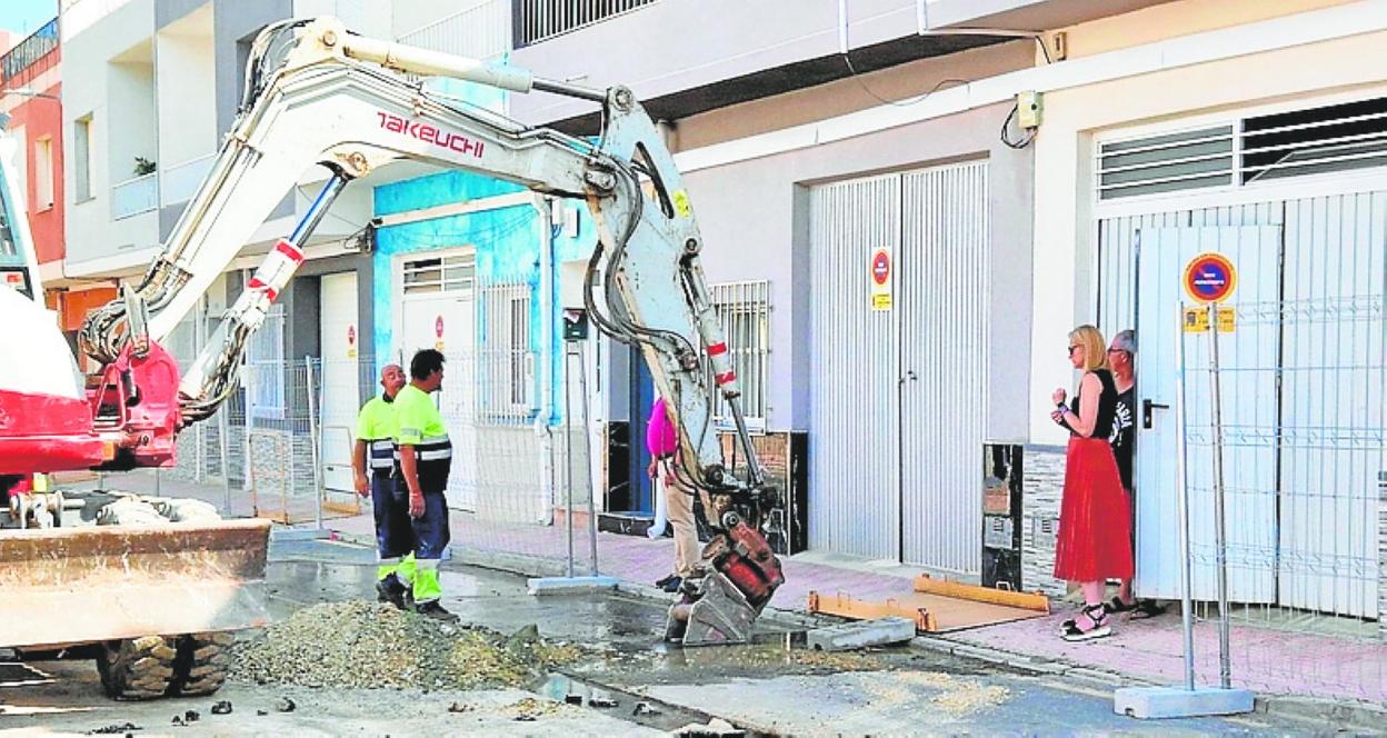 Operarios trabajan en la mejora de la red de saneamiento. 