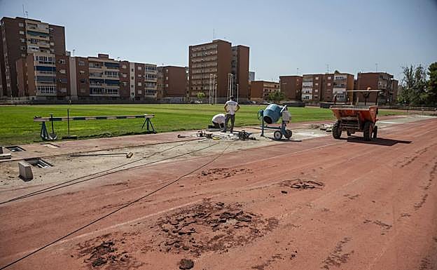 Primera fase de obras en la pista de atletismo.