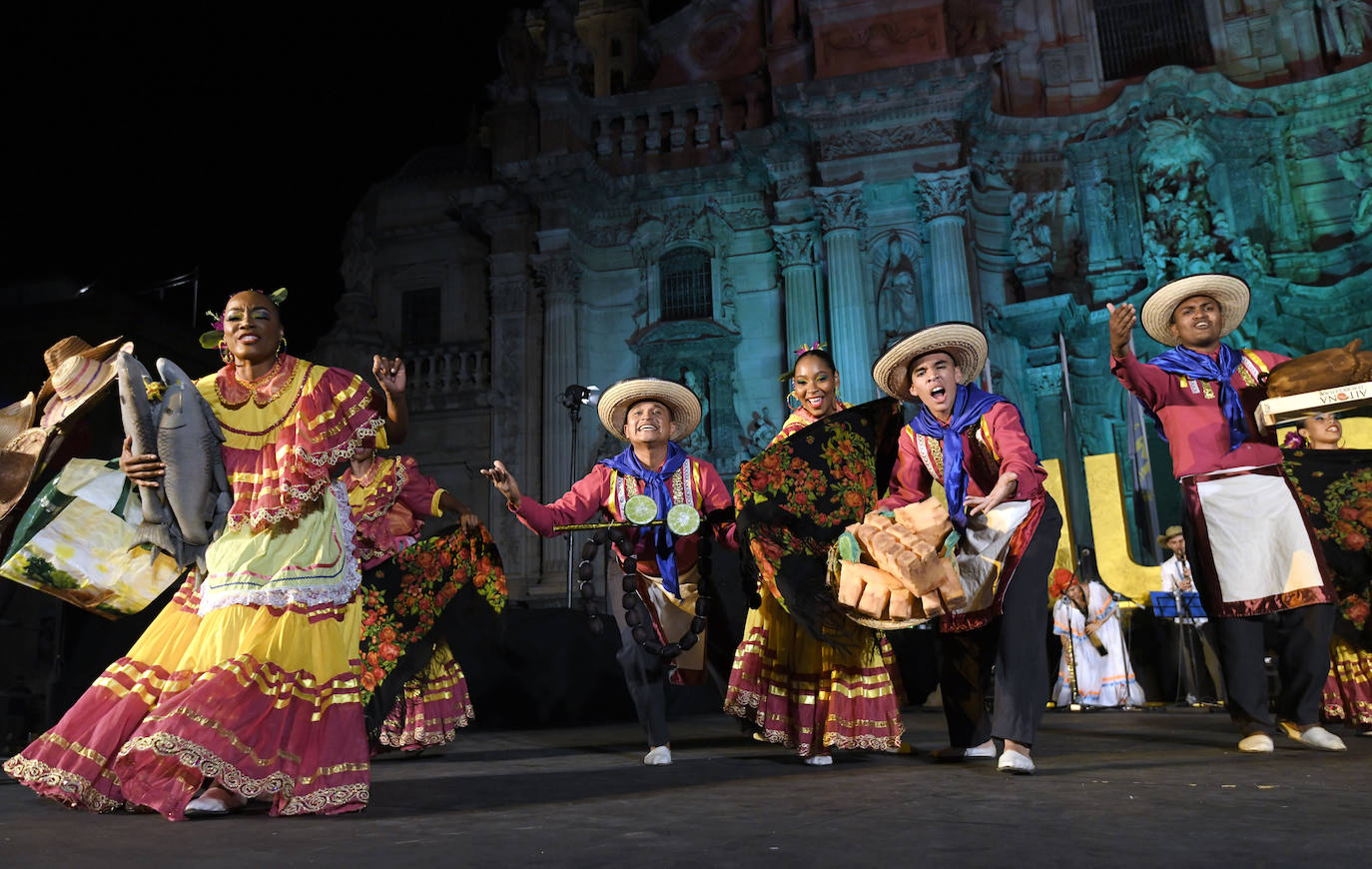 Fotos: Ritmos africanos y de Colombia, en el estreno del Festival de Folclore de Murcia
