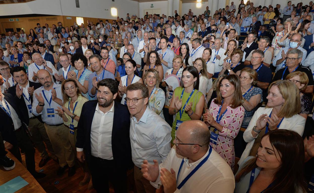 Fernando López Miras y Alberto Núñez Feijóo, rodeados de dirigentes del PP regional en el Auditorio Víctor Villegas. 