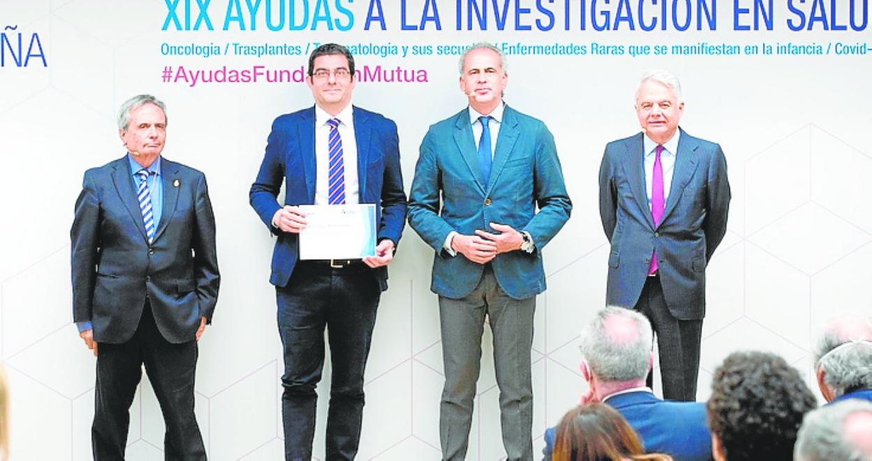 Antonio Lax, segundo por la izquierda, durante la XIX Convocatoria de Ayudas a la Investigación en Salud. 