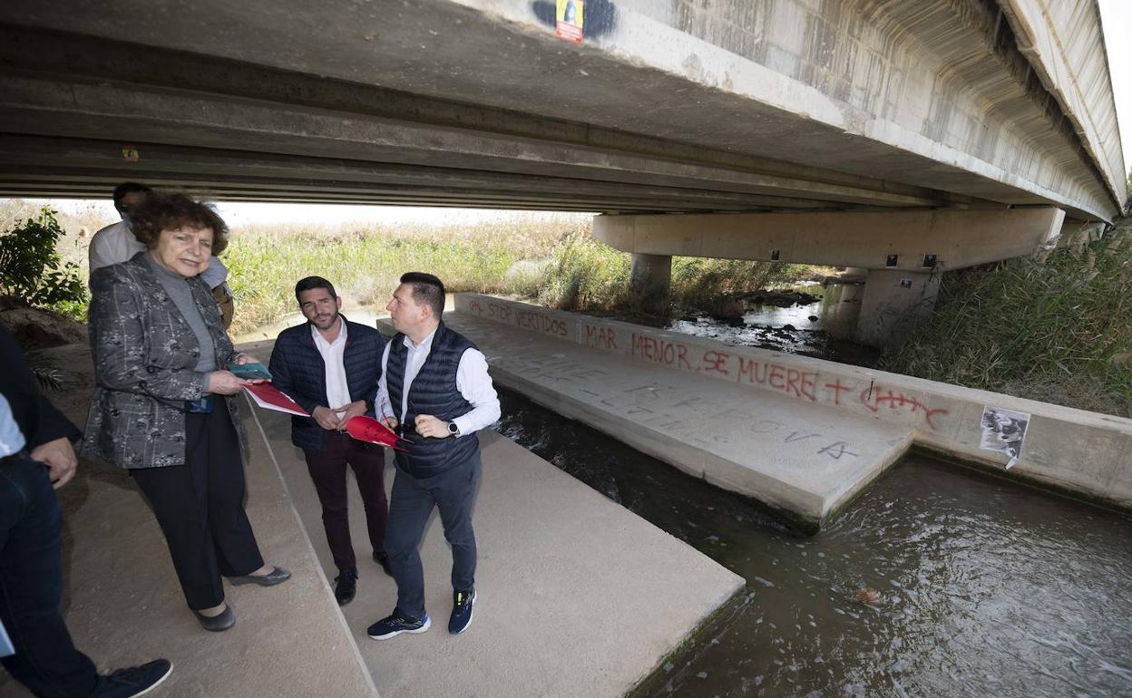 Parte de la delegación de la Comisión de Peticiones, con el consejero Antonio Luengo en la desembocadura de la rambla del Albujón.