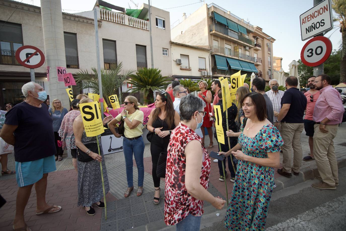 Fotos: Plante vecinal en Espinardo porla supresión de 170 aparcamientos