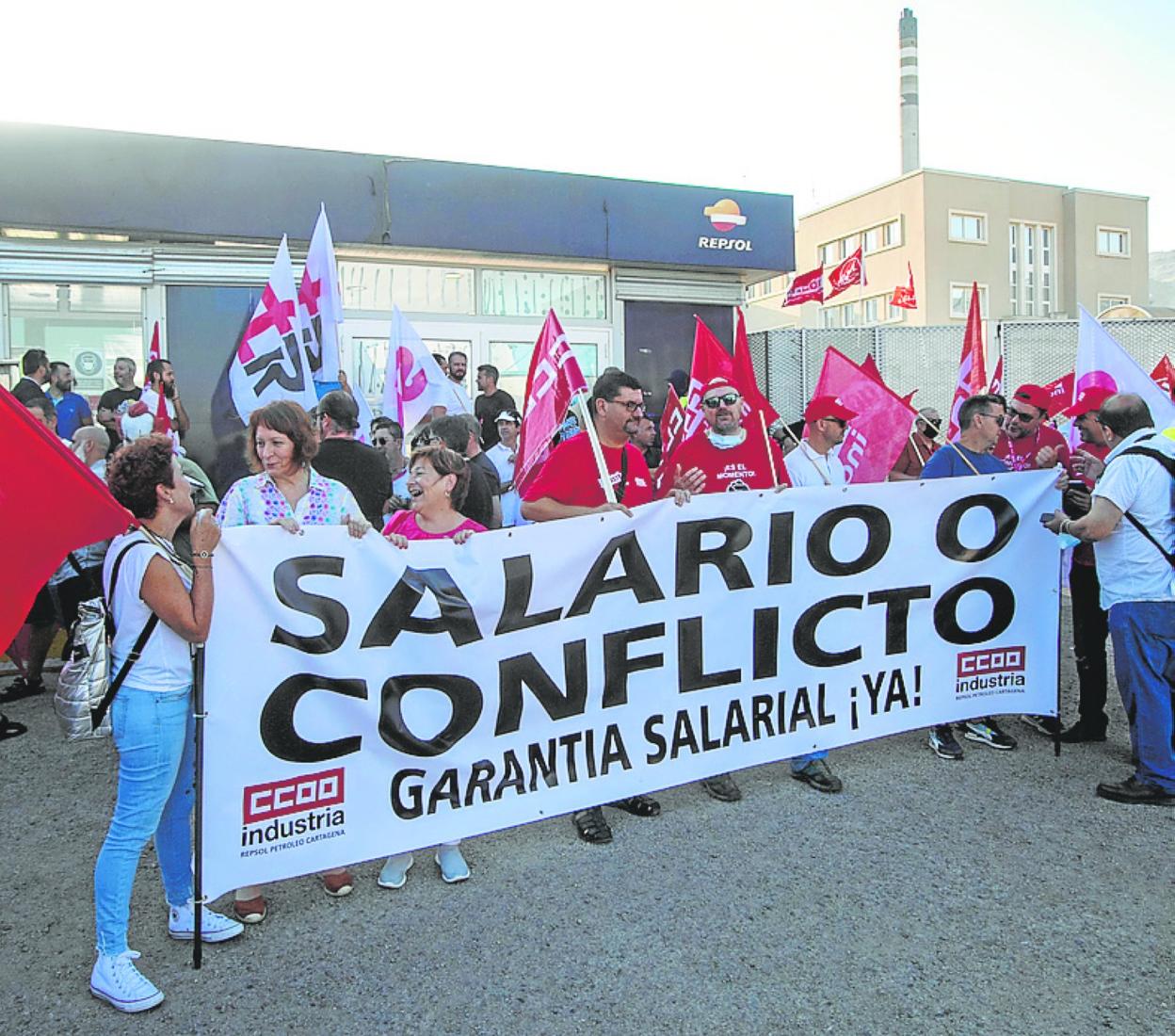 Trabajadores concentrados en la puerta de la refinería. 