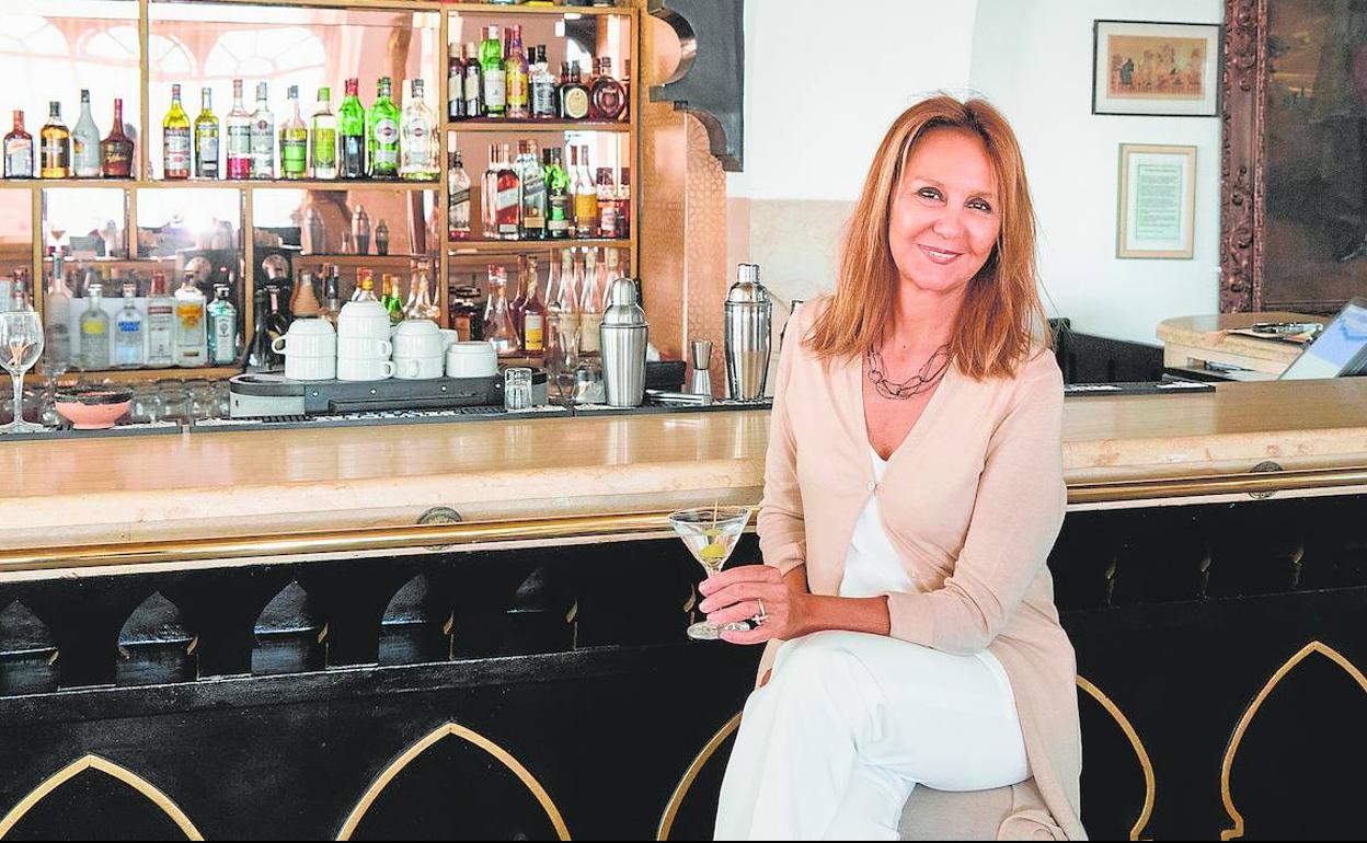 María Dueñas fotografiada tomándose un 'dry martini' en el hotel El Minzah de Tánger.