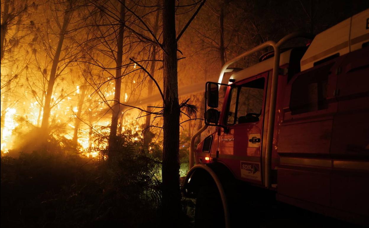 Los bomberos combaten el incendio originado en La Teste..