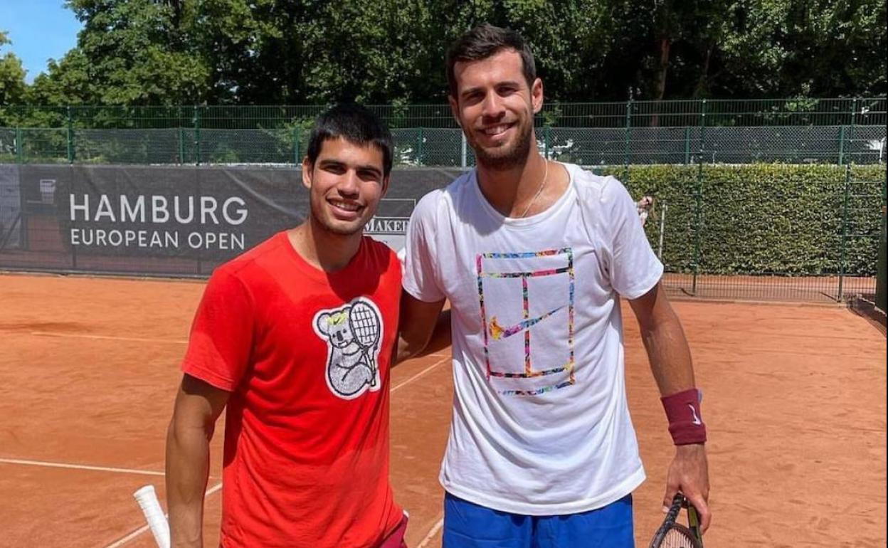 Carlos Alcaraz junto a Karen Khachanov tras un entrenamiento en Hamburgo.