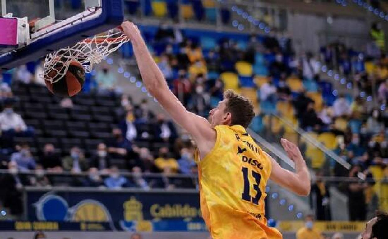 El pívot ucraniano Artem Pustovyi encesta en un partido del Gran Canaria de la temporada pasada. 