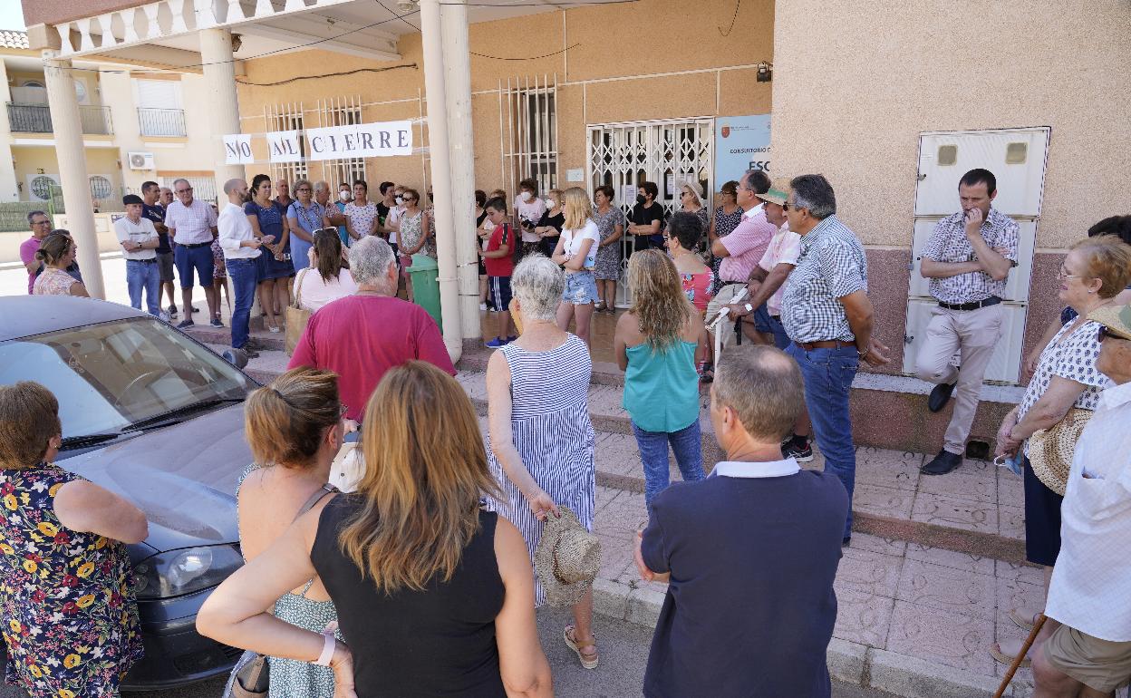 Vecinos de La Escucha durante la concentración ante el consultorio médico para protestar por su cierre. 