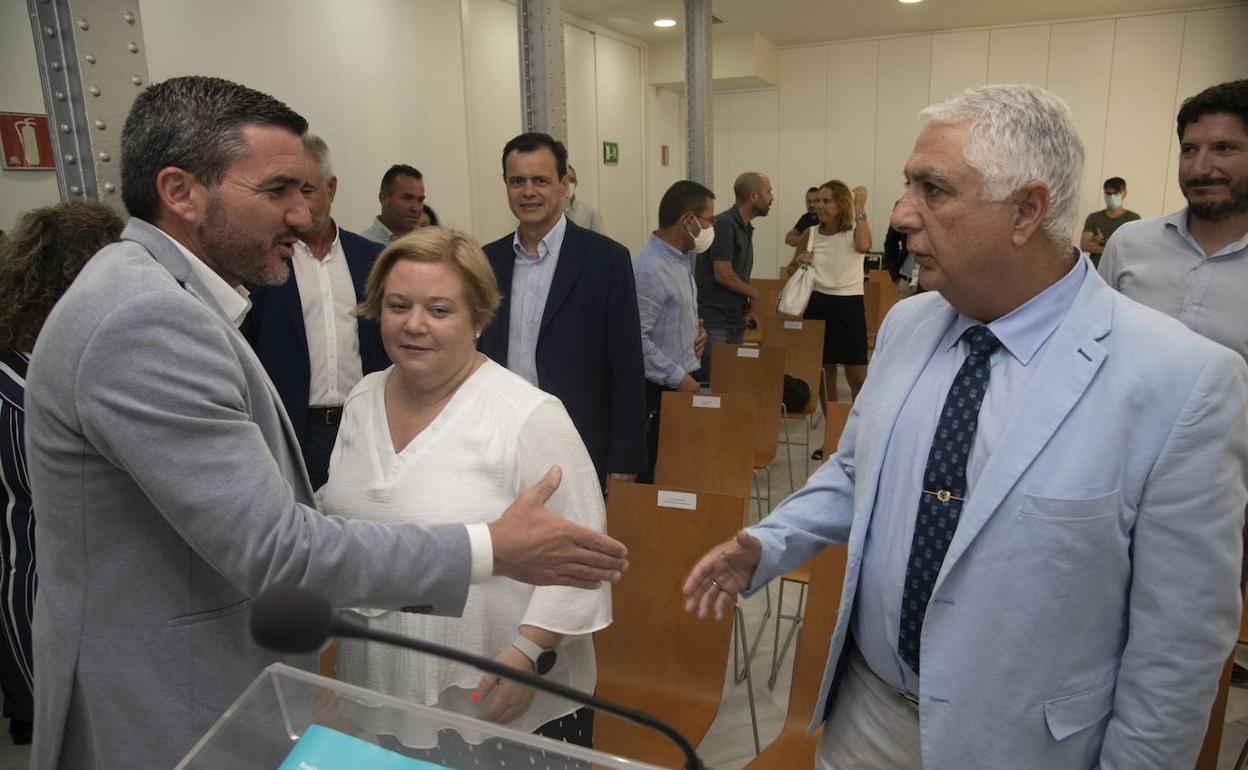 Saludo de Antonio Luengo al capitan Marítimo, Óscar Villar, ante la presidenta de COEC, Ana Correa.