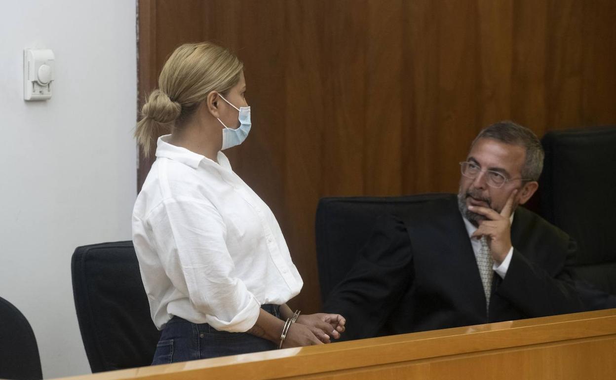 Sofía E.R. charla con su abogado defensor, Fermín Guerrero, durante el juicio. 