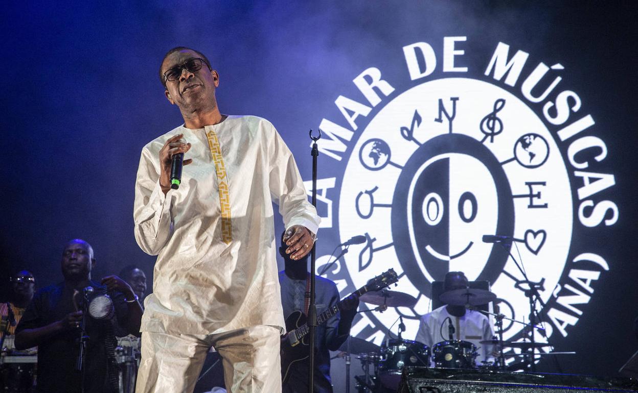 El senegalés Youssou N'Dour, exministro de Cultura de su país y uno de los africanos más reconocidos, ayer, en Cartagena. 