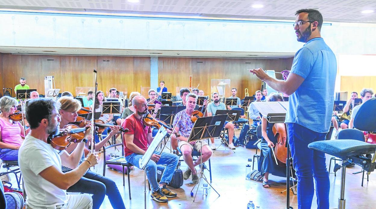 Integrantes de la OSRM durante la presentación de la programación sinfónica del Auditorio Regional, ayer. 