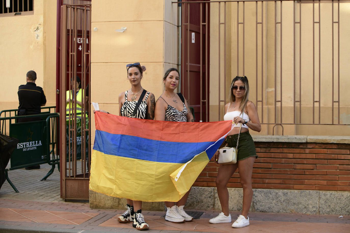 Fotos: Largas colas en la Plaza de Toros de Murcia para ver a Maluma
