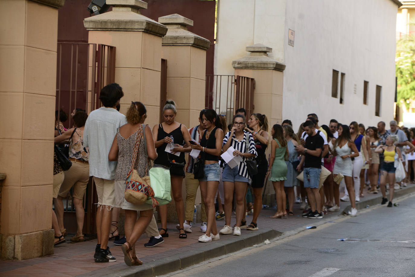 Fotos: Largas colas en la Plaza de Toros de Murcia para ver a Maluma