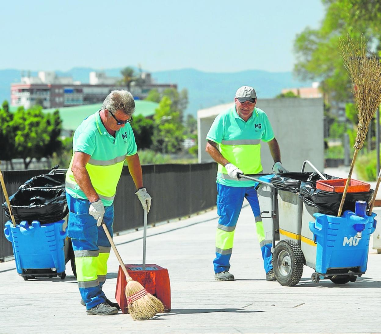 Barrenderos trabajando ayer en las calles de Murcia. 