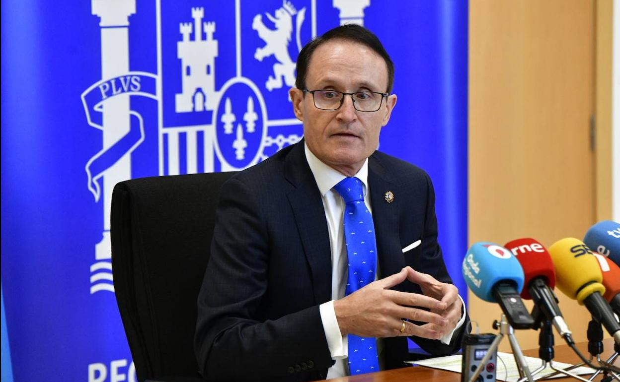 El fiscal superior de la Comunidad, Díaz Manzanera, este jueves, en rueda de prensa.