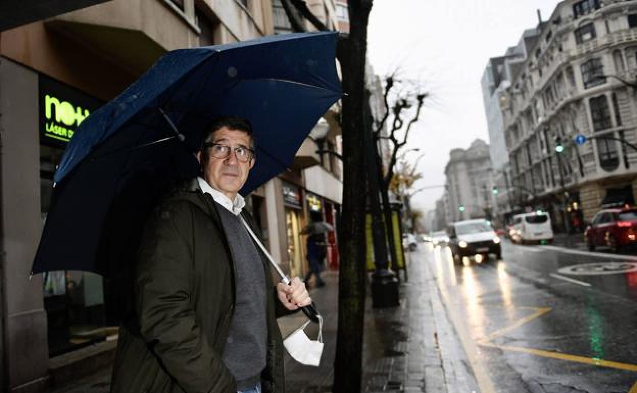 Patxi López, fotografiado en las calles de Bilbao. 