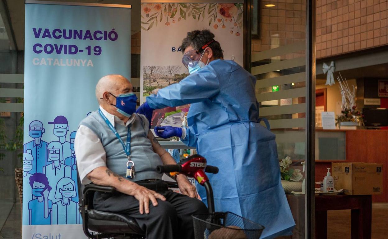 Un hombre se vacuna en Barcelona. 