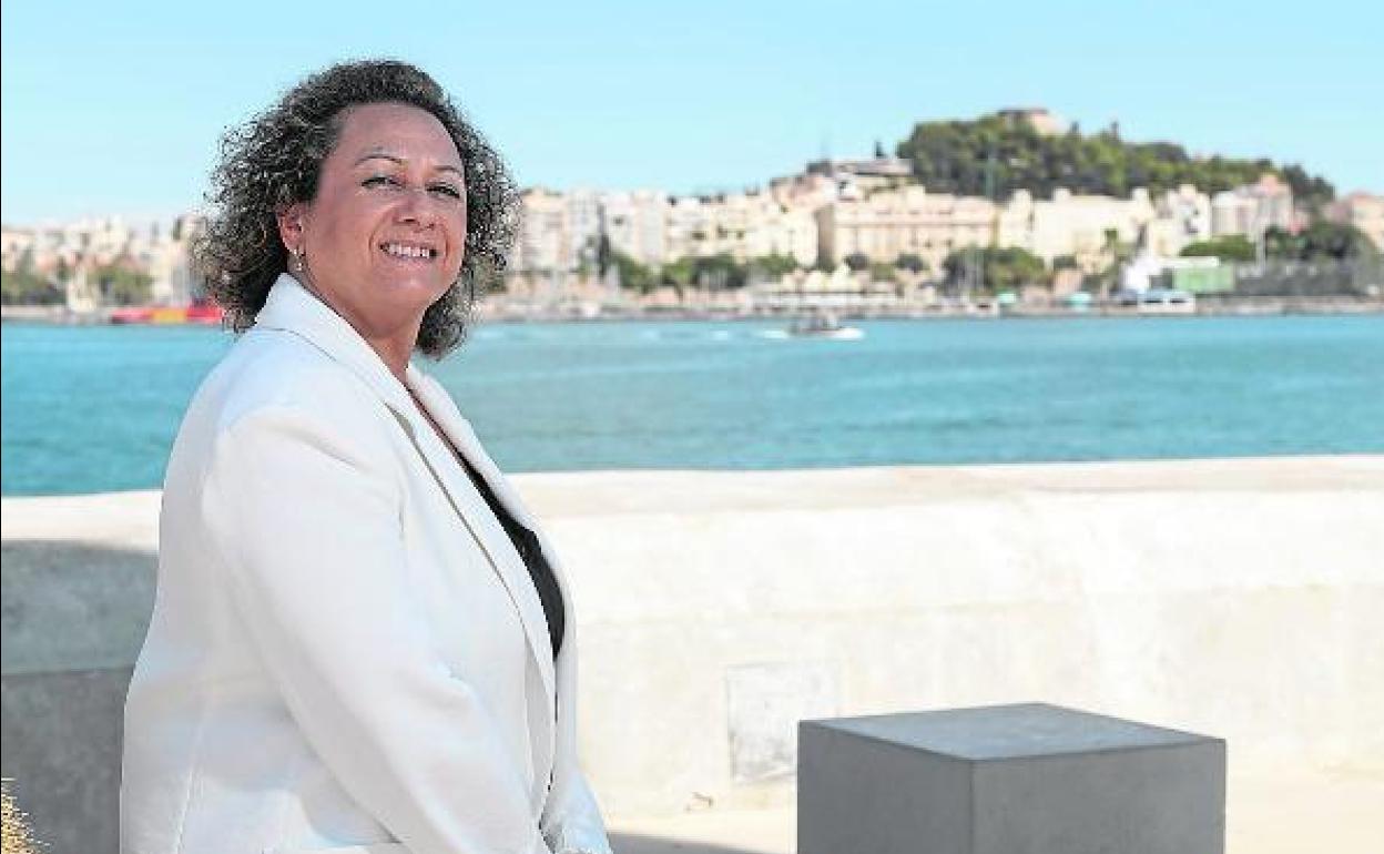 La presidenta de la Autoridad Portuaria de Cartagena, Yolanda Muñoz, en el faro de la Curra. Al fondo, el puerto y la ciudad. 