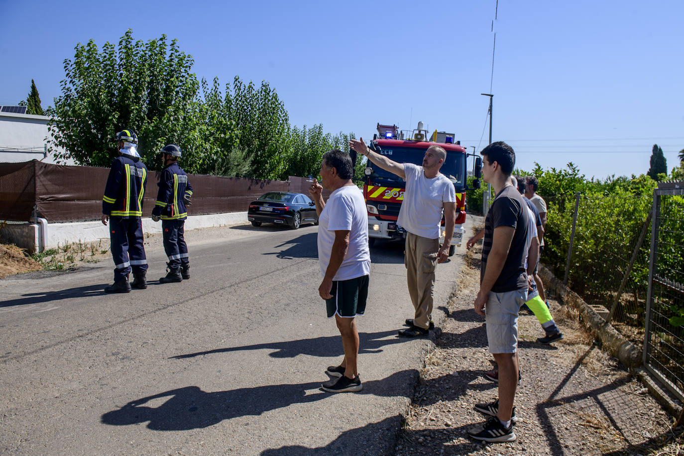 Fotos: Un incendio en un huerto se queda a las puertas del convento de Guadalupe