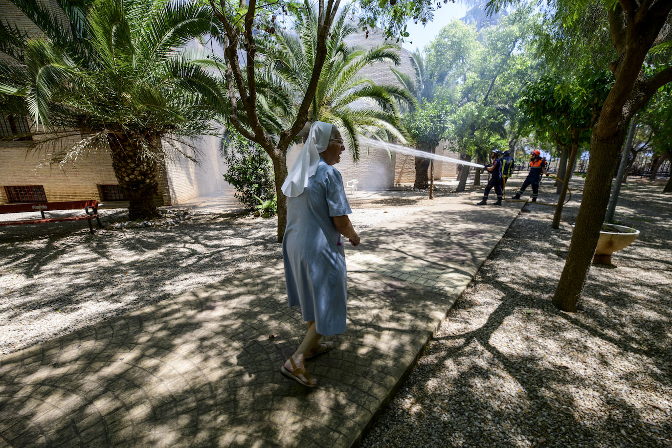 Fotos: Un incendio en un huerto se queda a las puertas del convento de Guadalupe
