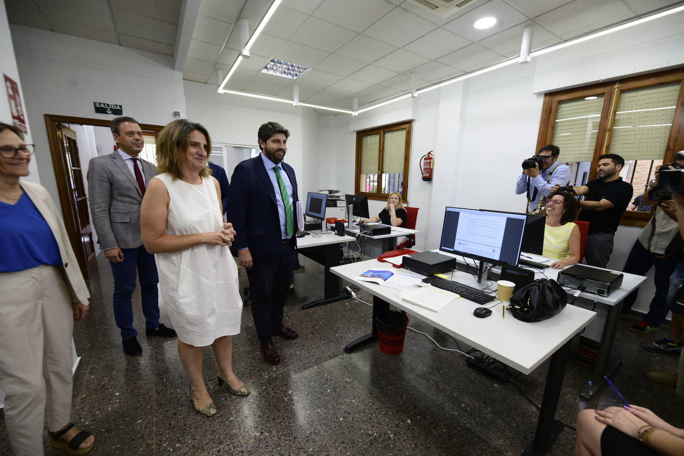 Fotos: La visita de López Miras y Ribera a la Oficina del Mar Menor de Murcia, en imágenes