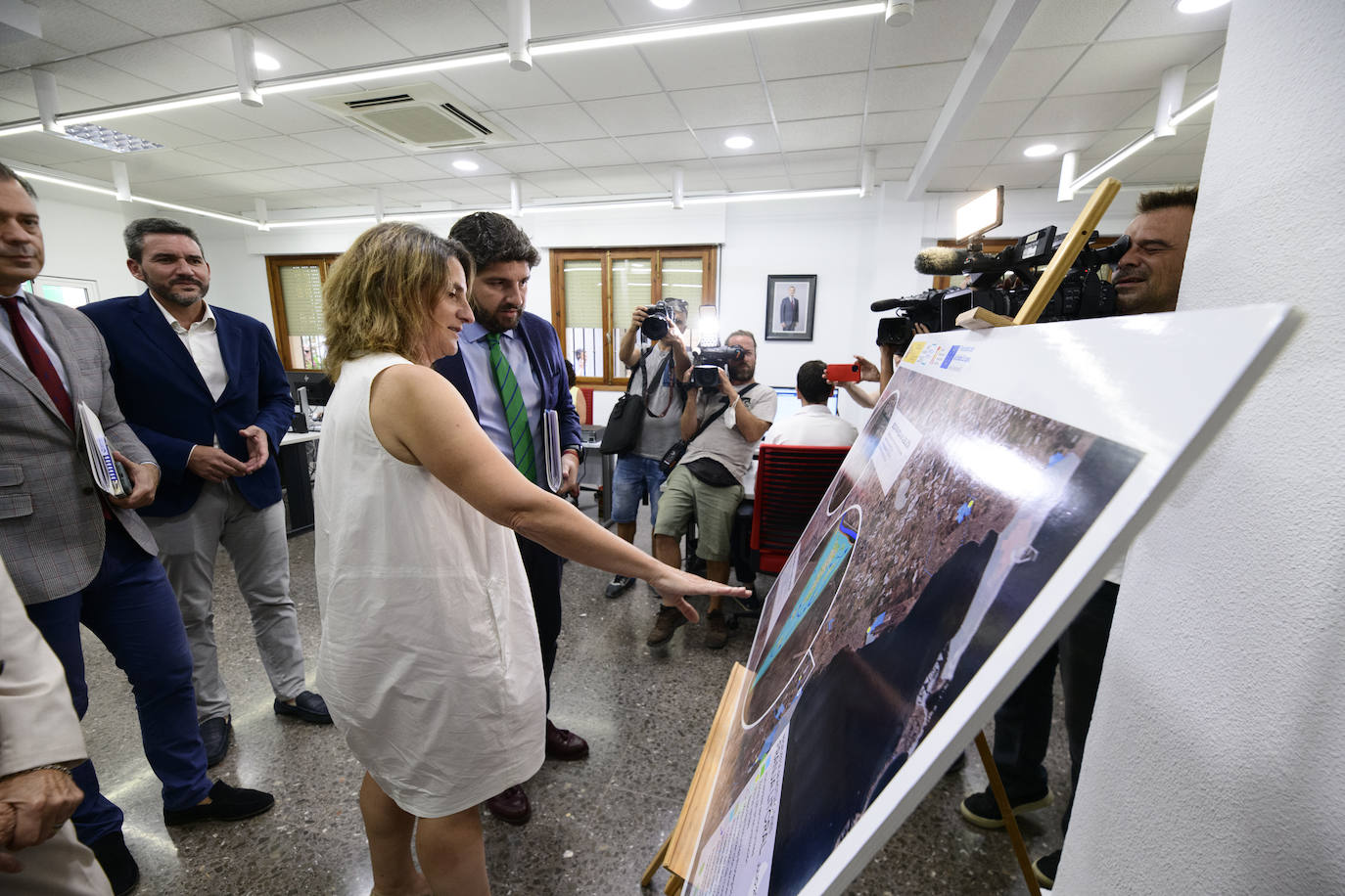 Fotos: La visita de López Miras y Ribera a la Oficina del Mar Menor de Murcia, en imágenes