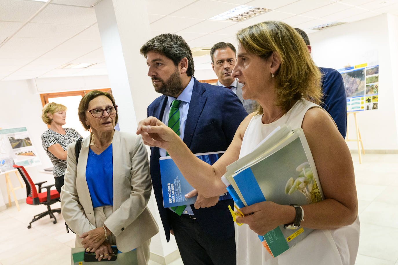 Fotos: La visita de López Miras y Ribera a la Oficina del Mar Menor de Murcia, en imágenes