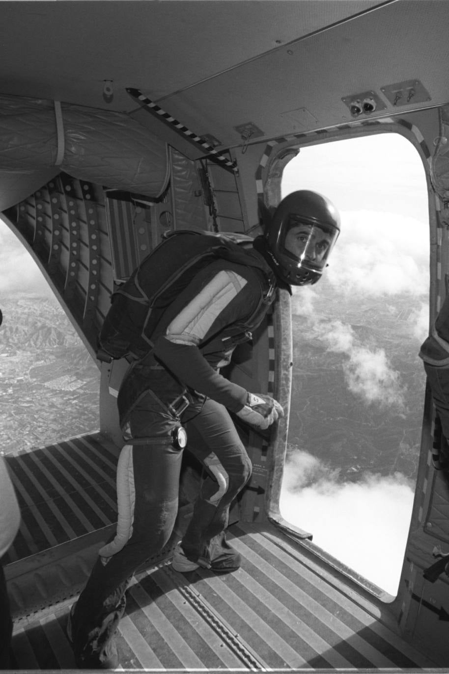 Oficial de la Papea a punto de saltar en 1998.