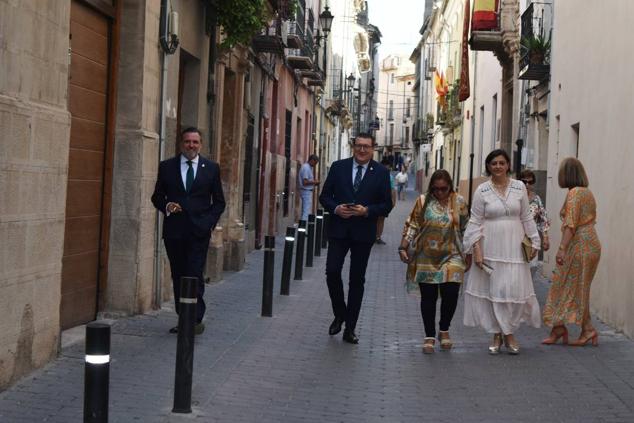 La Infanta doña Elena inició ayer una visita a Caravaca de la Cruz. S.A.R. llegó poco antes de las cinco de la tarde y fue recibida por el hermano mayor de la Cofradía de la Vera Cruz, Luis Melgarejo, y algunos representantes de la Junta Representativa de esta institución religiosa. A las siete de la tarde asistió a la eucaristía en el convento de las Monjas Claras, la ceremonia fue oficiada por el vicario episcopal de la zona Caravaca – Mula, David Martínez; y el prior de los padres carmelitas, fray Pascual Gil. Al finalizar la misa, doña Elena, se aproximó a la reja que separa la zona de clausura del convento para compartir impresiones con las religiosas. 