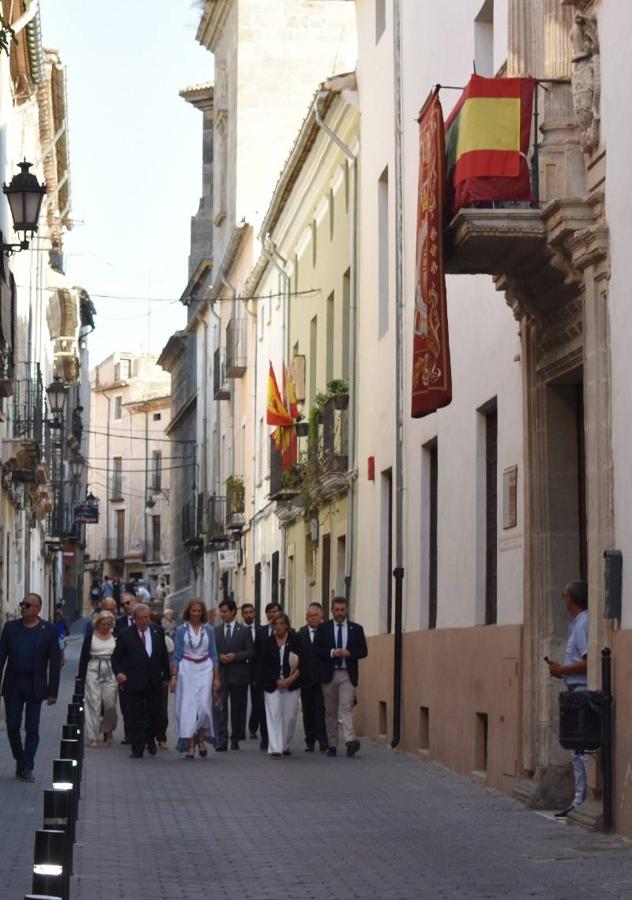 La Infanta doña Elena inició ayer una visita a Caravaca de la Cruz. S.A.R. llegó poco antes de las cinco de la tarde y fue recibida por el hermano mayor de la Cofradía de la Vera Cruz, Luis Melgarejo, y algunos representantes de la Junta Representativa de esta institución religiosa. A las siete de la tarde asistió a la eucaristía en el convento de las Monjas Claras, la ceremonia fue oficiada por el vicario episcopal de la zona Caravaca – Mula, David Martínez; y el prior de los padres carmelitas, fray Pascual Gil. Al finalizar la misa, doña Elena, se aproximó a la reja que separa la zona de clausura del convento para compartir impresiones con las religiosas. 
