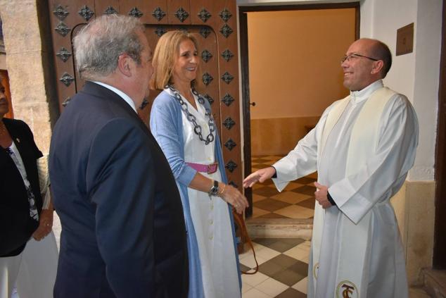 La Infanta doña Elena inició ayer una visita a Caravaca de la Cruz. S.A.R. llegó poco antes de las cinco de la tarde y fue recibida por el hermano mayor de la Cofradía de la Vera Cruz, Luis Melgarejo, y algunos representantes de la Junta Representativa de esta institución religiosa. A las siete de la tarde asistió a la eucaristía en el convento de las Monjas Claras, la ceremonia fue oficiada por el vicario episcopal de la zona Caravaca – Mula, David Martínez; y el prior de los padres carmelitas, fray Pascual Gil. Al finalizar la misa, doña Elena, se aproximó a la reja que separa la zona de clausura del convento para compartir impresiones con las religiosas. 
