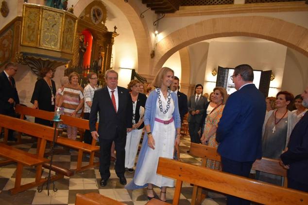 La Infanta doña Elena inició ayer una visita a Caravaca de la Cruz. S.A.R. llegó poco antes de las cinco de la tarde y fue recibida por el hermano mayor de la Cofradía de la Vera Cruz, Luis Melgarejo, y algunos representantes de la Junta Representativa de esta institución religiosa. A las siete de la tarde asistió a la eucaristía en el convento de las Monjas Claras, la ceremonia fue oficiada por el vicario episcopal de la zona Caravaca – Mula, David Martínez; y el prior de los padres carmelitas, fray Pascual Gil. Al finalizar la misa, doña Elena, se aproximó a la reja que separa la zona de clausura del convento para compartir impresiones con las religiosas. 